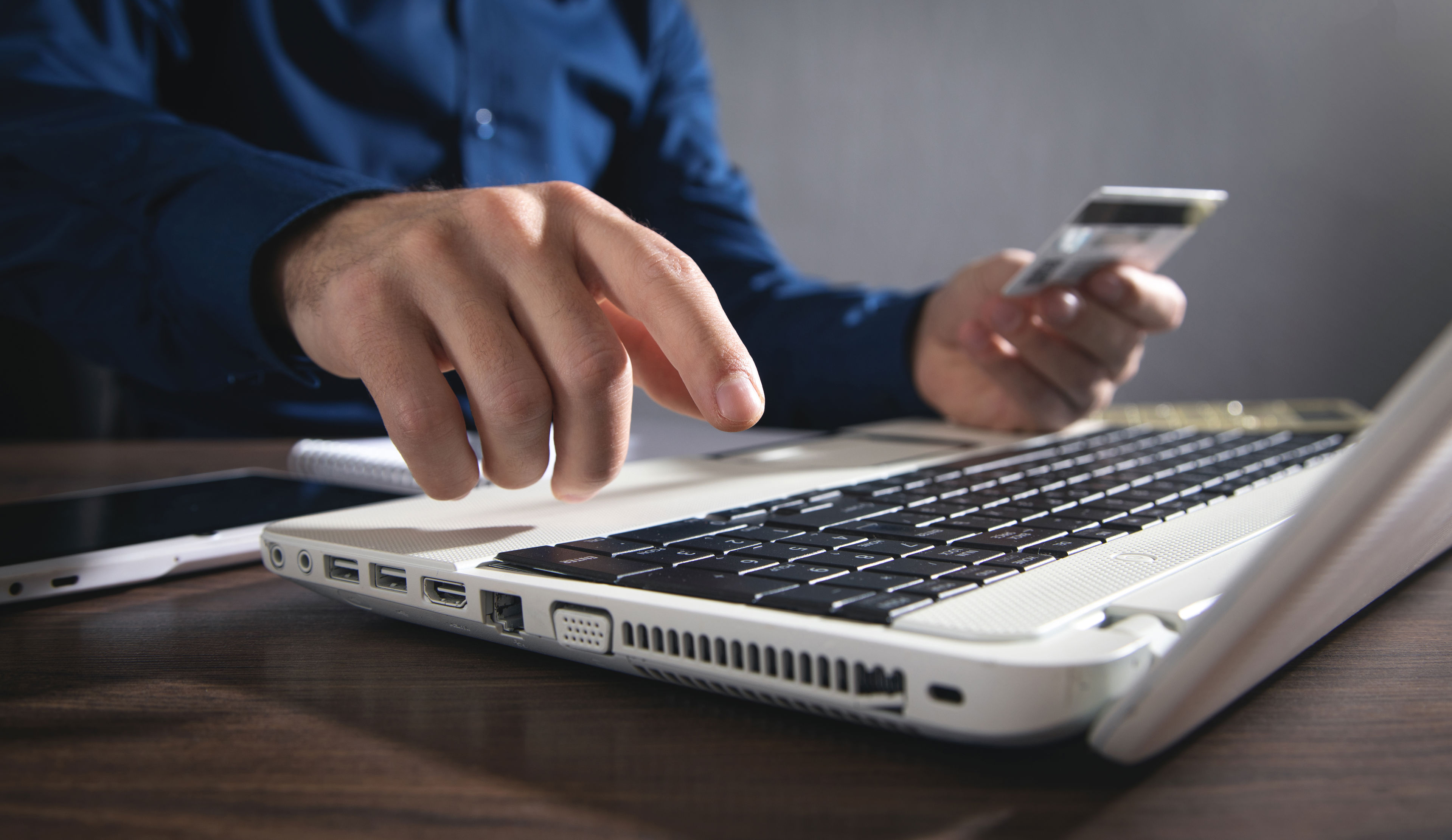 Hænder der taster på en bærbar pc