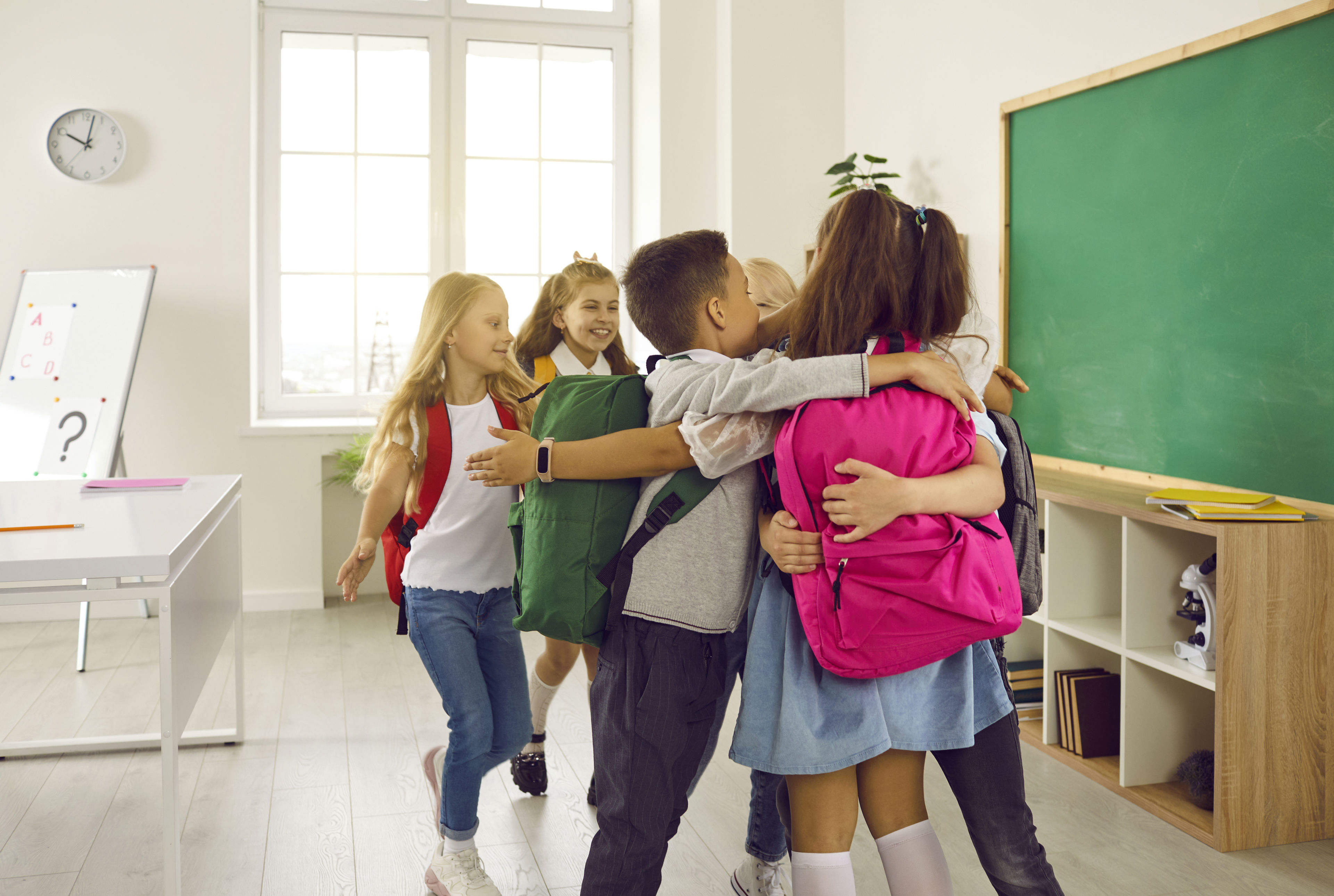 En Gruppe Skoleelever, Der Holder Om Hinanden