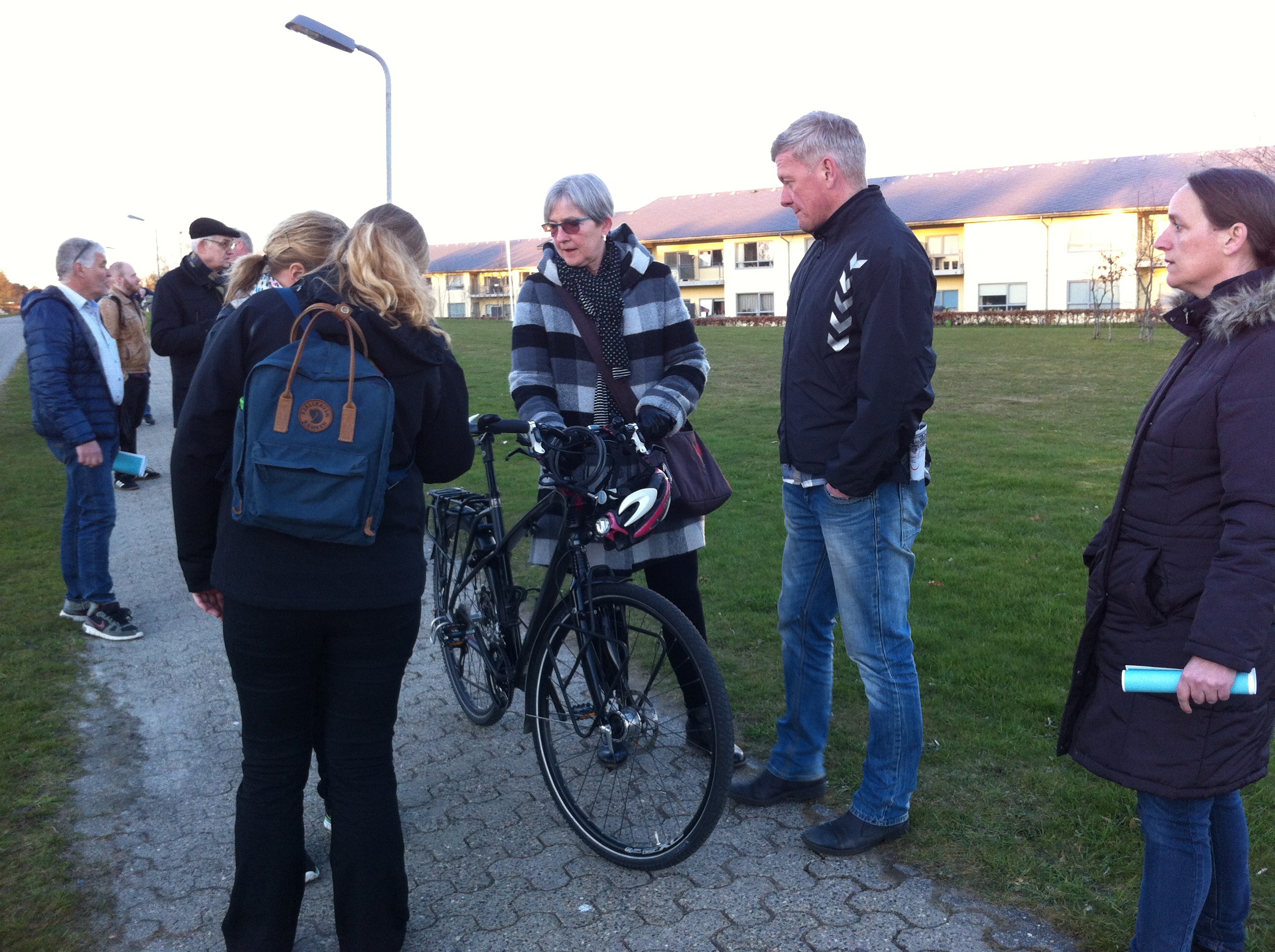 Borgere samlet til tryghedsvandring udendørs