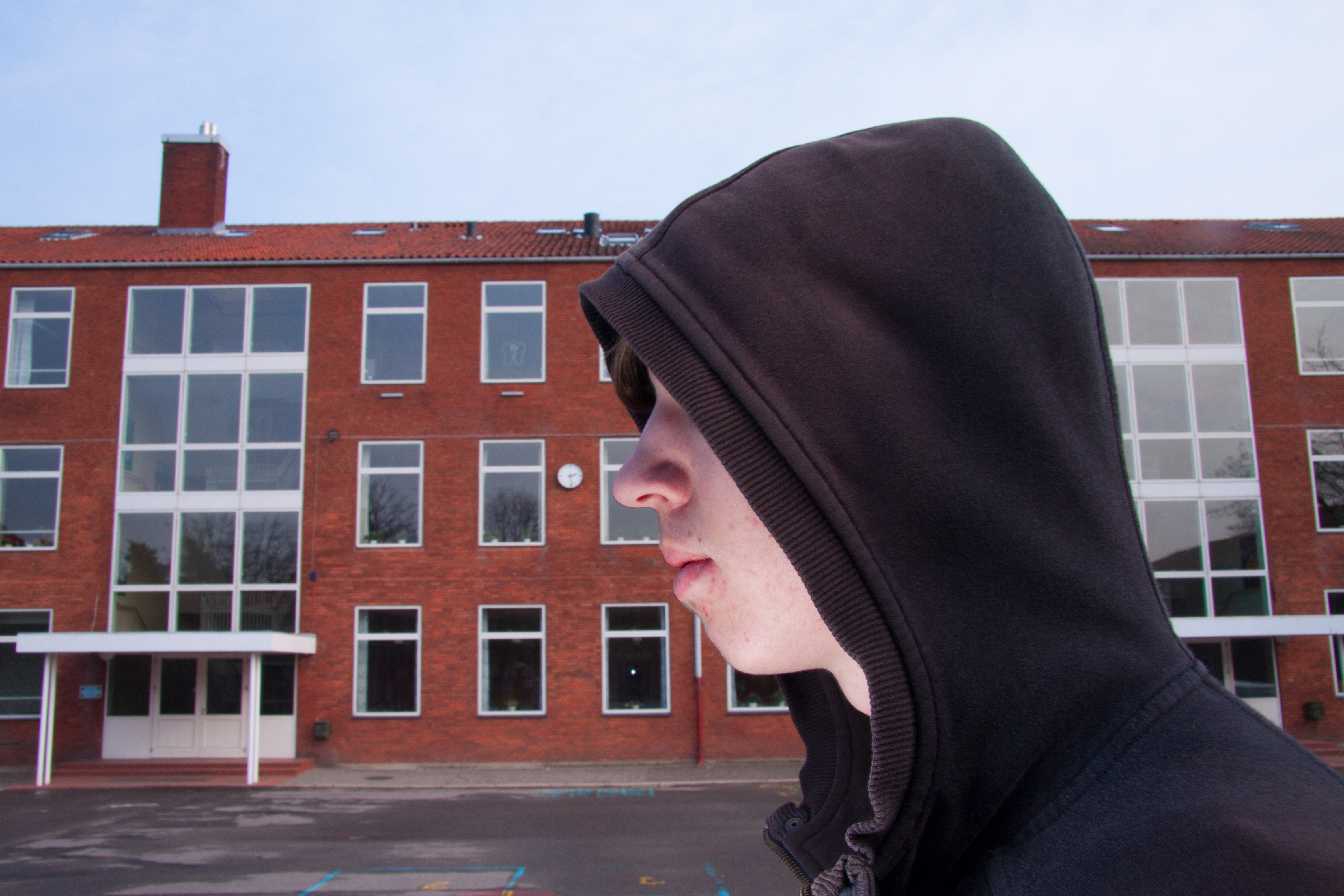 Ung Mand Med Hætte På, Fotograferet Fra Siden