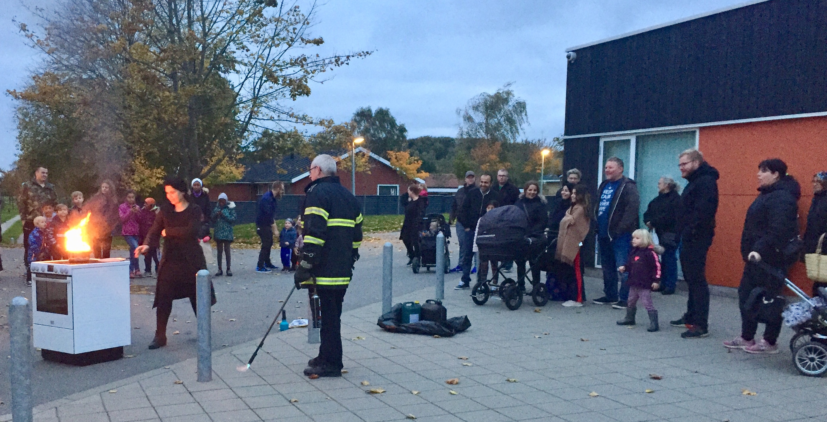 Mennesker, der ser, hvordan man slukker en brand i et komfur